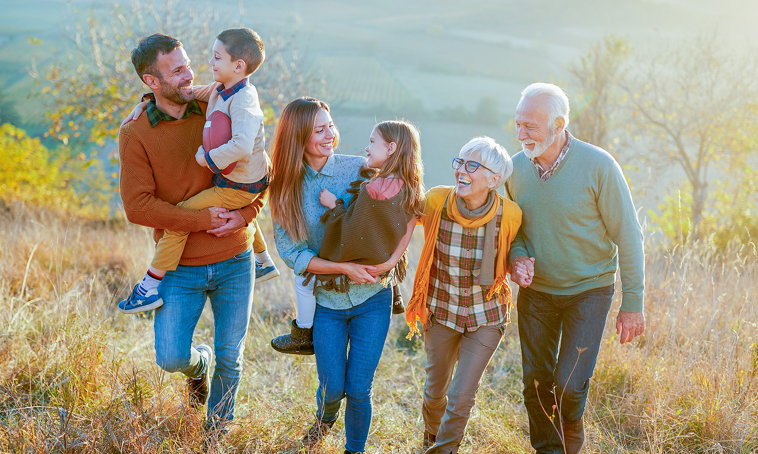 02-INV-GRP-How_to_Plan_Fin_for_Every_Life_Stage-RES_ART-1500x900-FIN Multigenerational family hiking through field